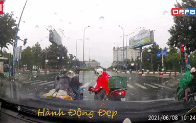 Ấm lòng cảnh chàng trai tặng áo mưa cho một gia đình chở con nhỏ ướt sũng dưới cơn mưa tầm tã Ảnh 2