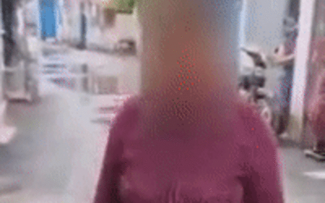 Người phụ nữ không đeo khẩu trang lao xe vào khu vực phong tỏa, hét lớn: 'Đường về nhà người ta mà cấm' Ảnh 2