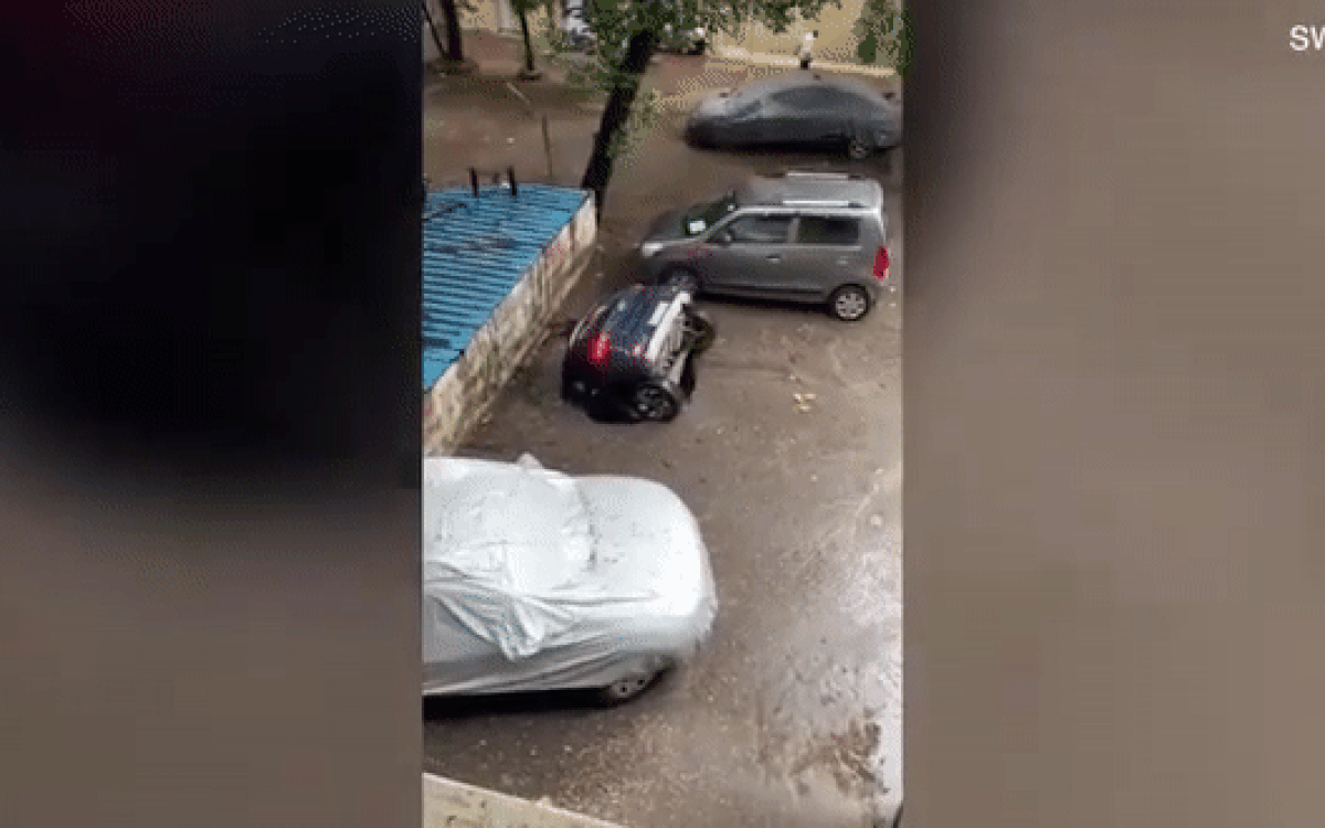 Clip: Ô tô lao đầu xuống hố sâu, nguyên nhân gây bất ngờ Ảnh 2