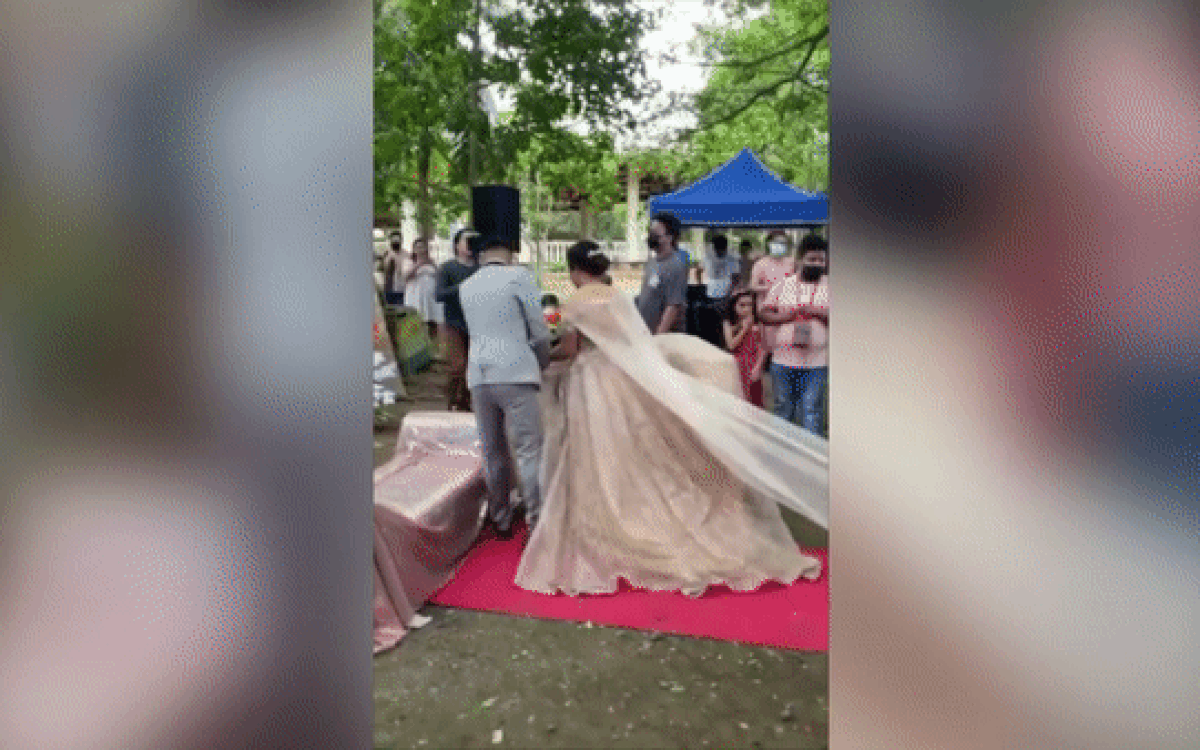 Chú rể đang dắt tay cô dâu, một người đàn ông bất ngờ chui ra từ váy cưới khiến quan khách ngỡ ngàng Ảnh 2