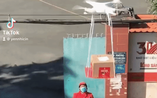 Thấy shipper giao hàng bằng flycam, cô gái nhiệt tình 'thả thính' khiến dân tình cười ngất Ảnh 2