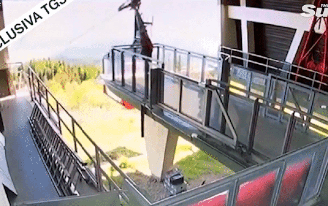 Clip: Kinh hãi cảnh cáp treo đột ngột đứt dây, rơi tự do khiến 14 người tử vong thương tâm Ảnh 2