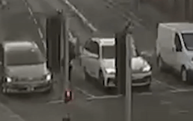 Vừa ngẩng lên nhìn kính chiếu hậu, người phụ nữ 'rụng rời' khi thấy cảnh tượng ở hàng ghế sau Ảnh 2