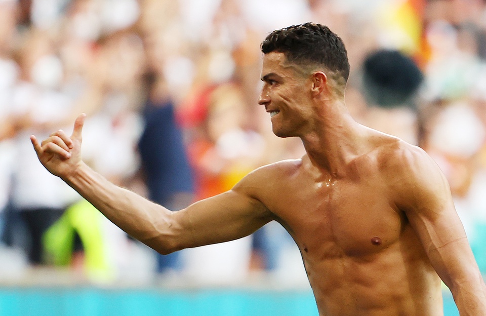 Ronaldo cởi trần khoe body 6 múi khiến fan mê mẩn - Saostar.vn