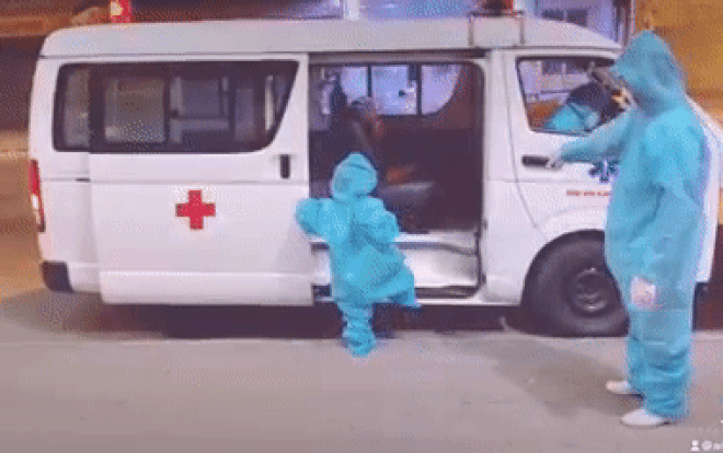 Xúc động cảnh bé gái 5 tuổi phải xa gia đình, ngoan ngoãn một mình lên xe cấp cứu đi điều trị COVID-19 Ảnh 2