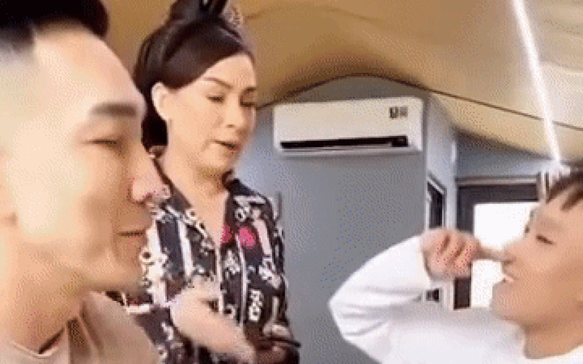 Ồn ào chưa dứt, dân tình 'đào' lại clip Phi Nhung 'hối' Hồ Văn Cường cho tiền làm từ thiện Ảnh 2