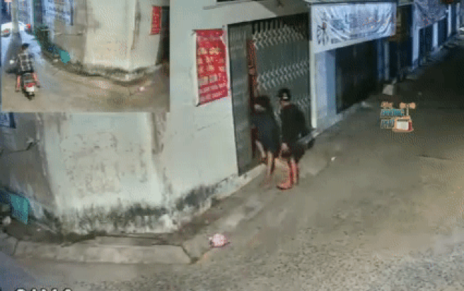 Clip: Nhóm nam nữ liều lĩnh cạy phá cửa sắt, vơ vét đồ đạc trong cửa hàng quần áo lúc giữa đêm Ảnh 2