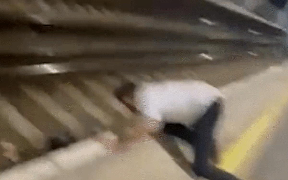 Người đàn ông say xỉn loạng choạng nhảy xuống đường ray lúc tàu hỏa đang lao đến và cái kết bất ngờ Ảnh 2