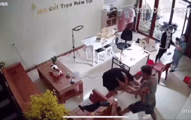 Clip: Người phụ nữ mang bầu bị chồng túm tóc ghì xuống sàn, thẳng tay đấm dã man gây phẫn nộ Ảnh 2