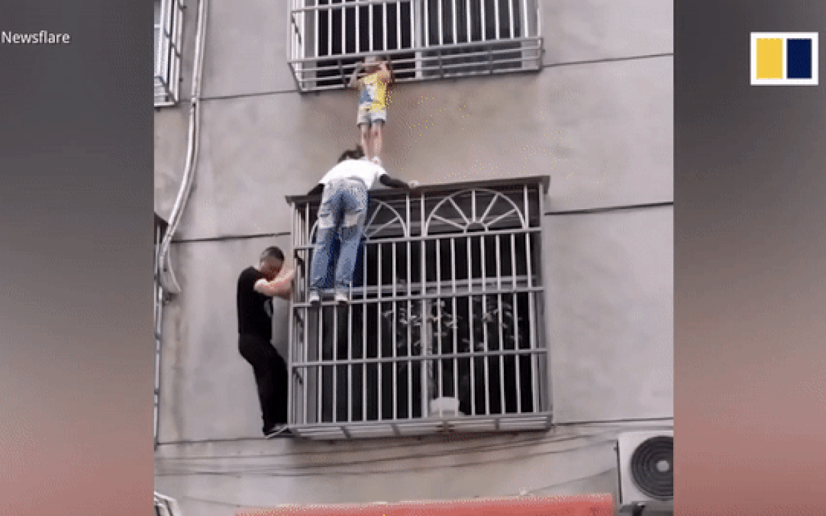 Người phụ nữ dùng vai đỡ bé gái kẹt cổ trong song sắt suốt 30 phút Ảnh 2