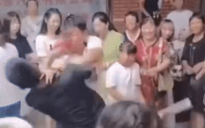 Clip: Phát điên trước trò đùa dai của nhà gái, chú rể lao vào hỗn chiến khiến nhiều người sợ khiếp vía Ảnh 2