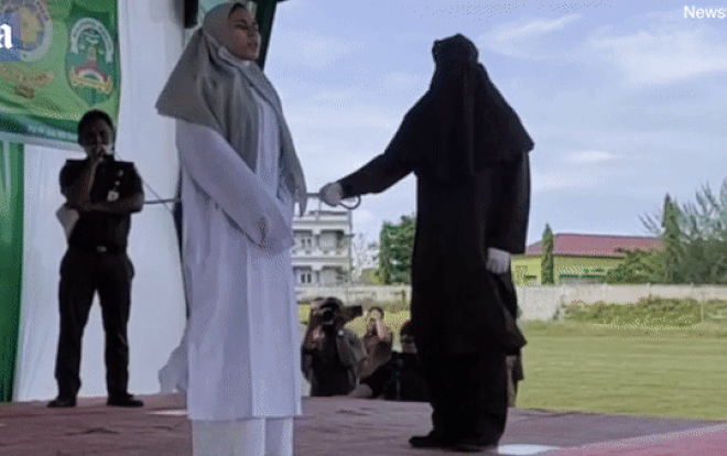 Clip: Cô gái bị phạt đánh 100 roi nơi công cộng tới mức ngất lịm vì quan hệ trước hôn nhân Ảnh 2