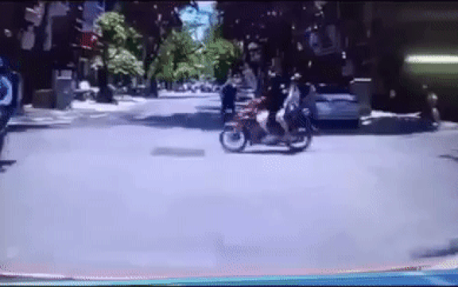 Váy chống nắng cuốn vào bánh xe, người phụ nữ bị gập gãy cổ chân, hiện trường gây ám ảnh Ảnh 2