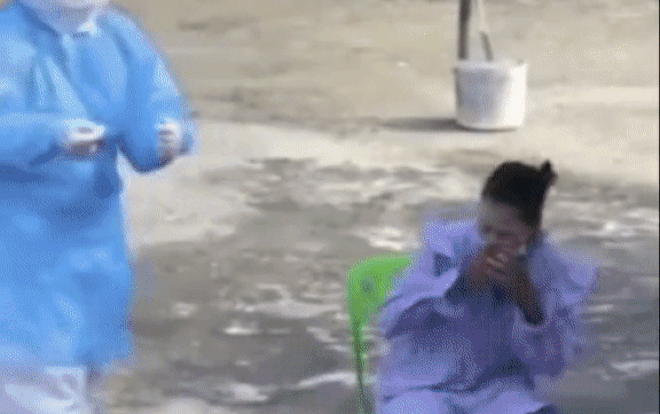 Clip: Chuẩn bị lấy dịch mũi, người phụ nữ bất ngờ nổi điên, ném ghế vào nhân viên y tế Ảnh 2