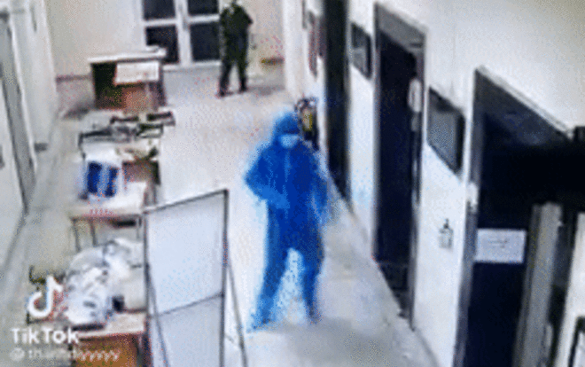 Clip: Khoảnh khắc dễ thương của cán bộ y tế khi làm nhiệm vụ tại KTX ĐH Quốc gia TP.HCM Ảnh 2