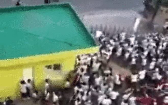 Clip: Hàng trăm công nhân xô đổ rào chắn, chạy khỏi công ty khi nghe tin 1 đồng nghiệp nhiễm Covid-19 Ảnh 2