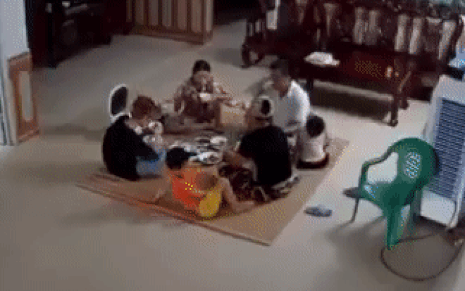 Clip: Cả nhà đang ngồi ăn cơm, quạt trần đột ngột rơi xuống suýt trúng đầu bé trai Ảnh 2