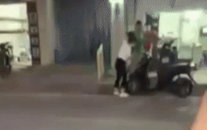 Phát hiện vợ vào nhà nghỉ cùng trai lạ, tài xế xe ôm công nghệ tát vợ 'cháy má' Ảnh 2