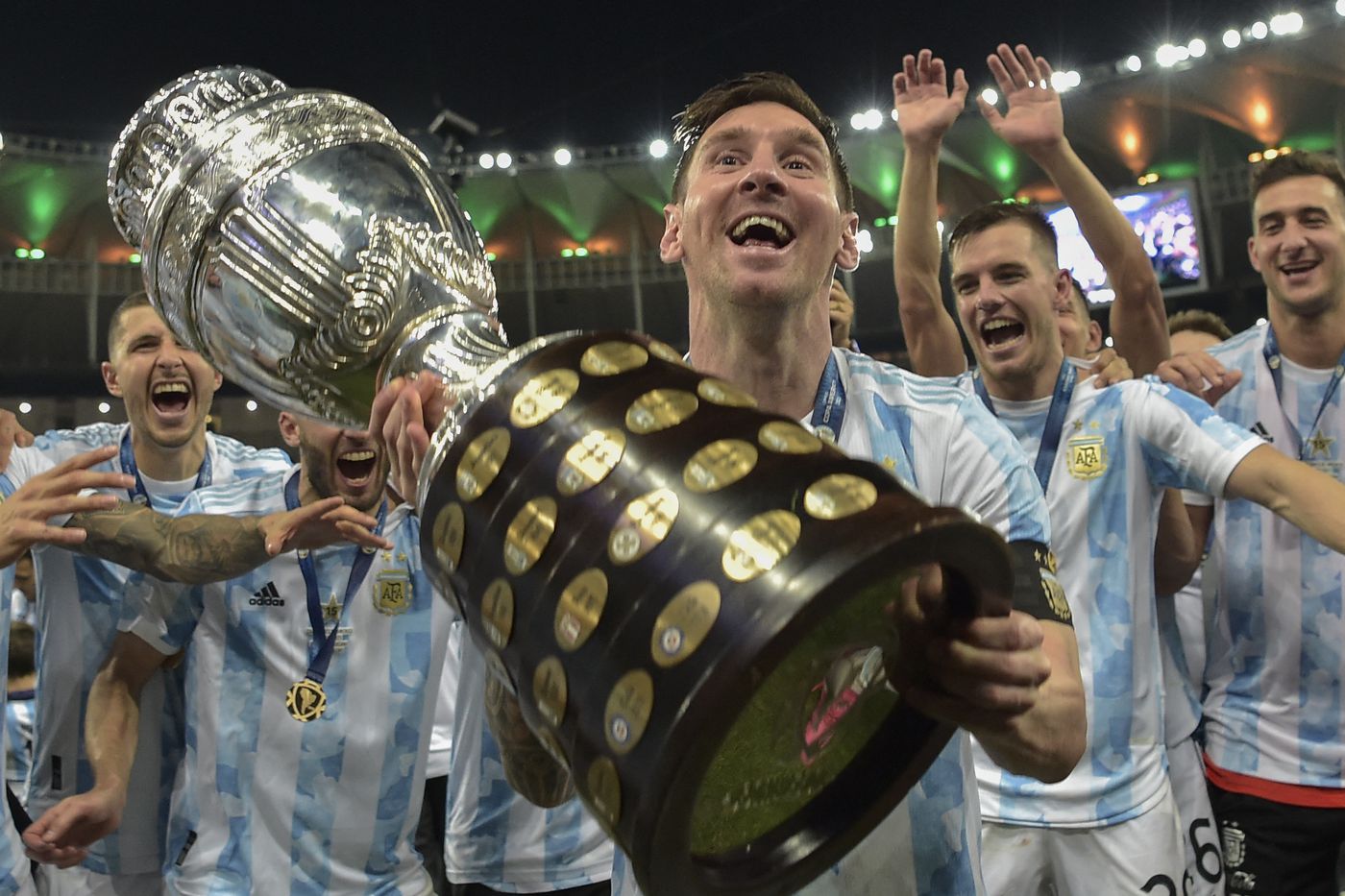 Messi: Sau khi giành được danh hiệu Copa America đầu tiên của đời mình, Lionel Messi đã lên tiếng phá vỡ sự im lặng. Hãy thưởng thức bộ ảnh đầy cảm xúc này để cảm nhận tinh thần chiến thắng của siêu sao bóng đá người Argentina.