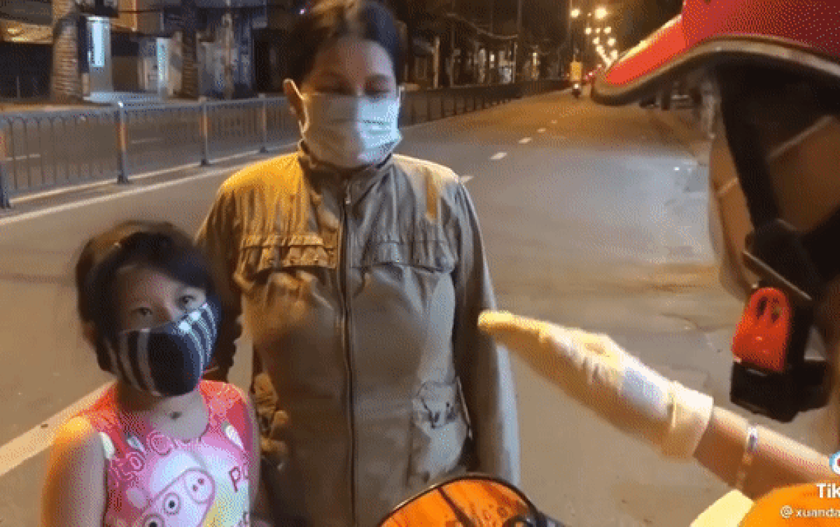 Clip: Cho bé gái một bịch bánh, cô gái trẻ lớn tiếng với hai mẹ con giữa đường phố Sài Gòn gây bức xúc Ảnh 2
