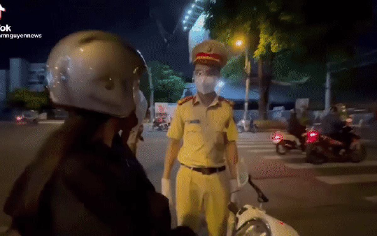 Đi từ quận 4 qua quận 10 chỉ để mua một cây xúc xích, cô gái vô tư trả lời CSGT không biết về Chỉ thị 16 Ảnh 2