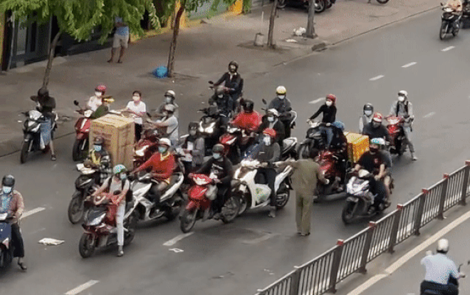 Clip: Cặp đôi lạng lách thông chốt kiểm dịch, hành động của cô gái gây chú ý Ảnh 2