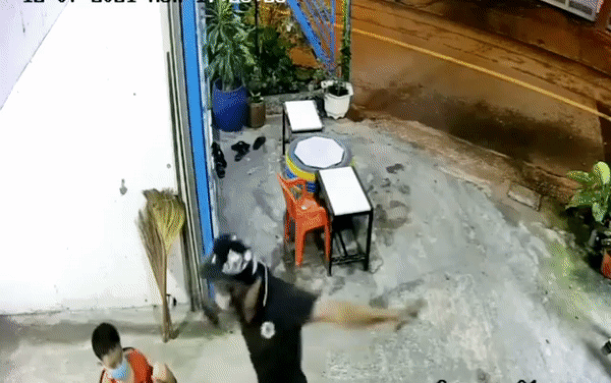 Thót tim khoảnh khắc đối tượng dùng bình hơi cay dọa 2 đứa trẻ rồi nhanh tay giật hai chiếc điện thoại Ảnh 2