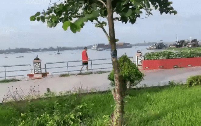 Clip: Bị cảnh sát phát hiện khi đi tập thể dục, người đàn ông liều mình nhảy sông bỏ trốn Ảnh 2