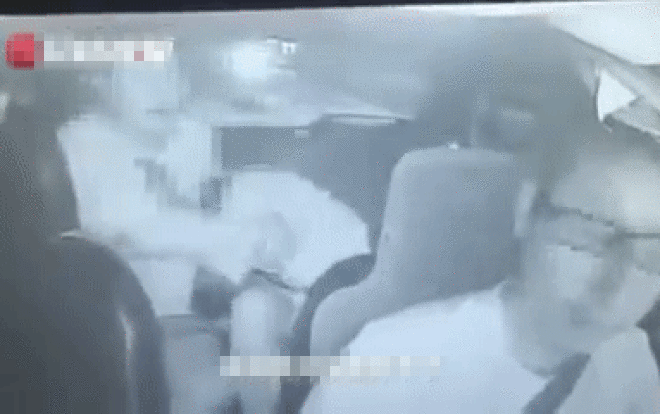 Clip: Khuyên can hành khách ngừng cãi nhau, tài xế bị 'ăn liên hoàn tát' Ảnh 2