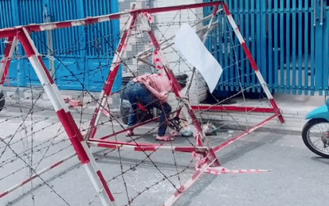 Clip: Cô gái liều mình luồn lách qua chốt kẽm gai, dân mạng phẫn nộ: 'Ý thức kém thế là cùng' Ảnh 2