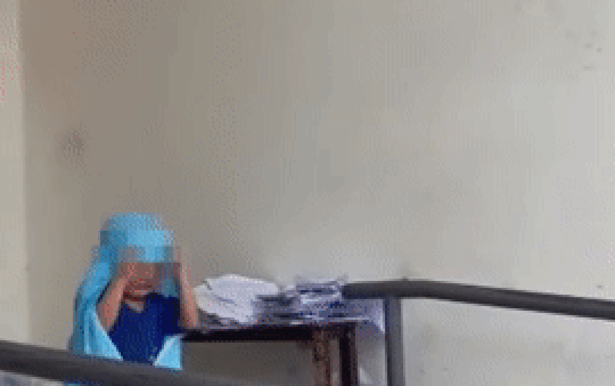 Xé lòng tiếng khóc của em bé F0, hoảng loạn gọi mẹ liên tục khi bơ vơ đứng ở bệnh viện Ảnh 2