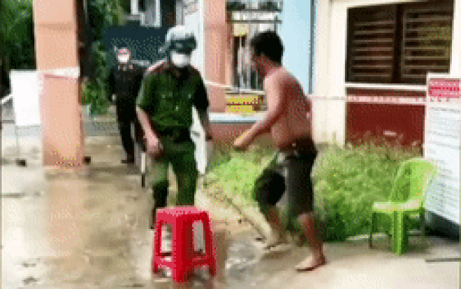 Clip: Bị nhắc nhở đeo khẩu trang, người đàn ông đấm thẳng mặt công an Ảnh 2
