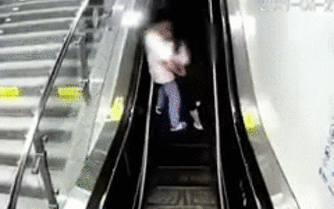 Clip: Mải mê ôm hôn trên thang cuốn, cặp đôi nhận cái kết té bật ngửa Ảnh 2