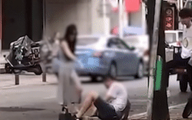 Cô gái đạp tới tấp vào đầu bạn trai giữa phố, anh chàng cúi đầu chịu trận, nguyên nhân càng ngao ngán hơn Ảnh 2