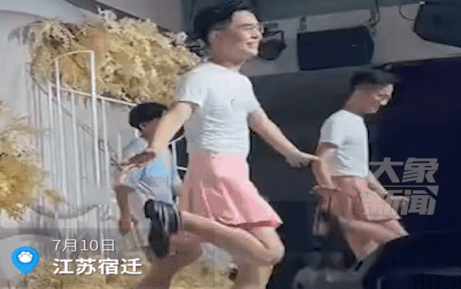 Hội nam bạn thân mặc váy ngắn nhảy nhót trong đám cưới, biểu cảm của chú rể gây chú ý Ảnh 2