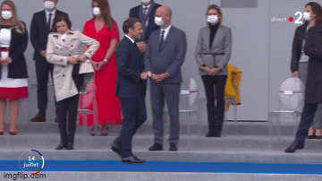 Đệ nhất phu nhân Pháp gây tranh cãi vì lạnh lùng với chồng trẻ, không chịu đeo khẩu trang Ảnh 4