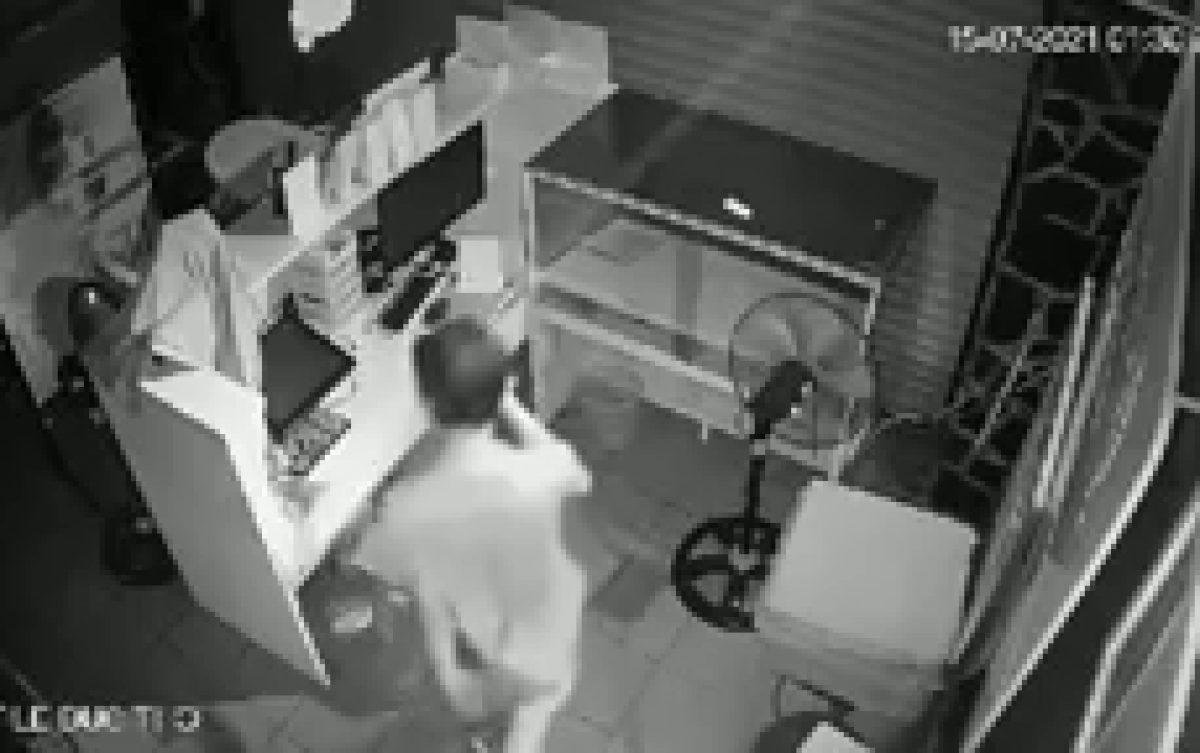 Camera ghi lại cảnh tên trộm đột nhập quán cà phê, ung dung lấy đi nhiều tài sản có giá trị ở Gò Vấp Ảnh 2