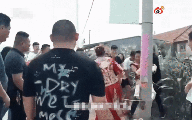 Thấy chú rể bị nhà gái trói vào cột điện, cô dâu cầm roi lao tới giải cứu Ảnh 2