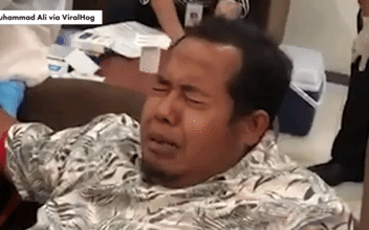 Người đàn ông khóc mếu máo vì tiêm vaccine ngừa Covid-19, nhân viên y tế phải làm điều này Ảnh 2