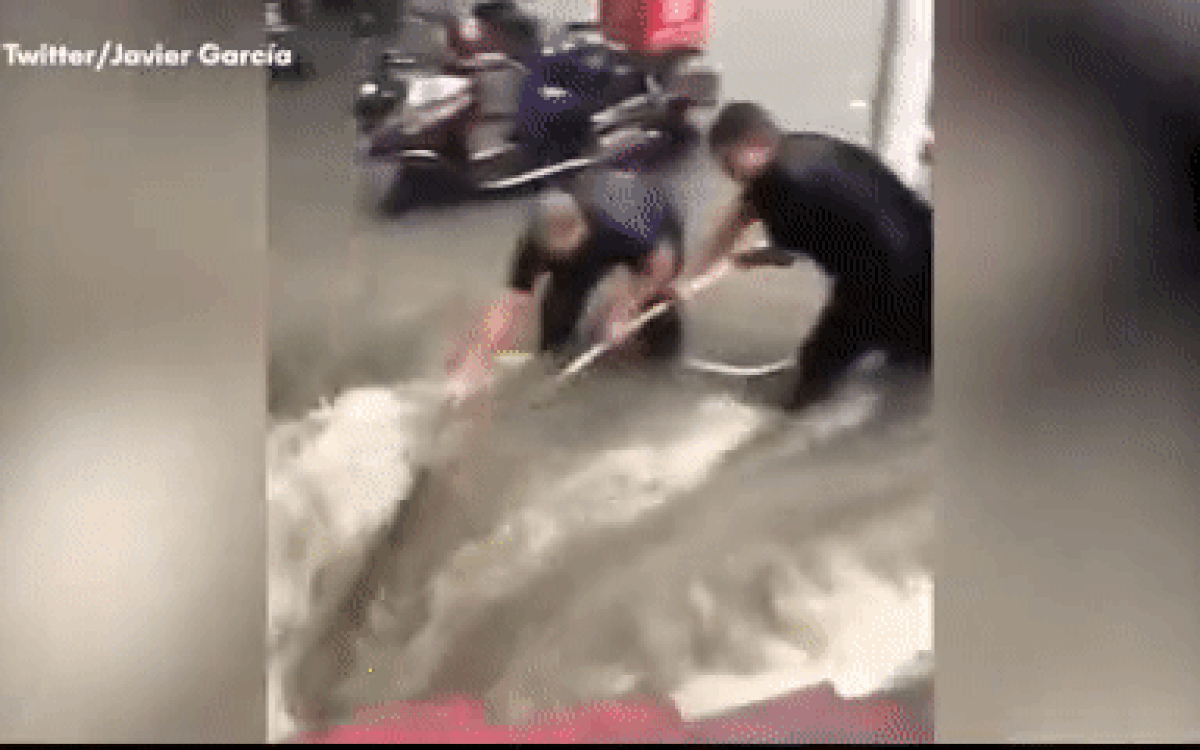 Clip: Giải cứu cô gái suýt bị dòng nước hút xuống cống trong đợt mưa lũ 'nghìn năm có một' ở Trung Quốc Ảnh 2