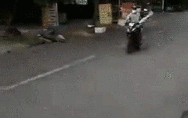 Clip: Nam thanh niên say xỉn chạy xe lạng lách, thách thức lực lượng chốt kiểm dịch Ảnh 2