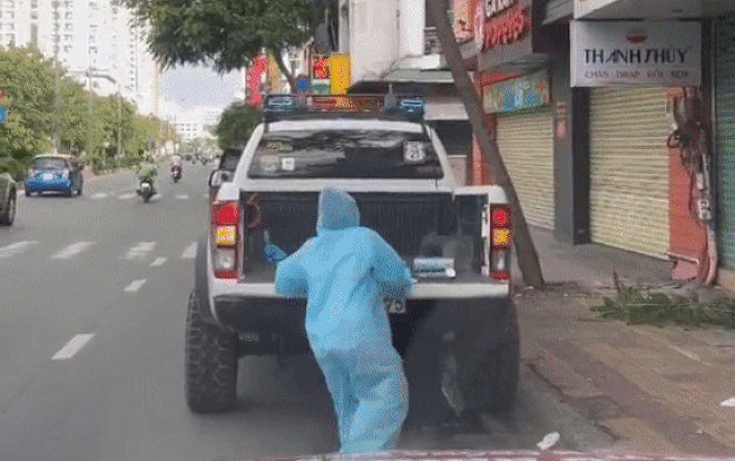 Khoảnh khắc nữ tình nguyện viên nhỏ bé loay hoay leo lên xe hút triệu lượt xem: 'Ta nói nó cưng gì đâu' Ảnh 2