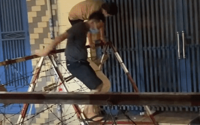Hai người đàn ông trèo qua rào phong tỏa, dân mạng bức xúc: 'Phải nằm thở oxy lúc đó mới biết sợ' Ảnh 2
