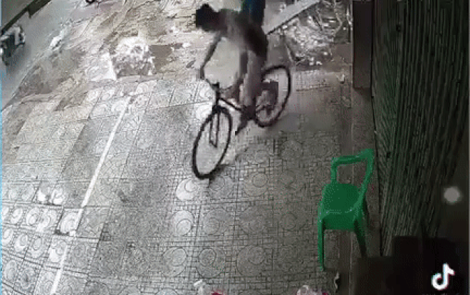 Clip: Người đàn ông cố gắng 'thông chốt' khu vực phong tỏa, bỏ lại xe đạp để thoát thân Ảnh 2