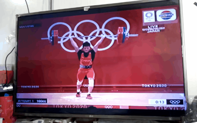 Lực sĩ Trung Quốc phá kỷ lục Olympic với màn nâng tạ cực 'dị' Ảnh 2