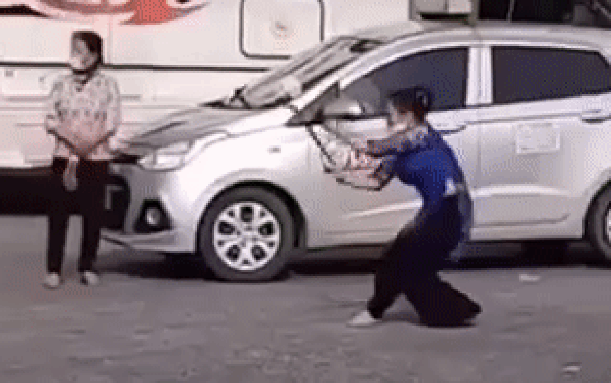 Clip: Người phụ nữ bất ngờ đá tung giày rồi 'đi đường quyền' trước mặt CSGT tại chốt kiểm dịch Ảnh 2