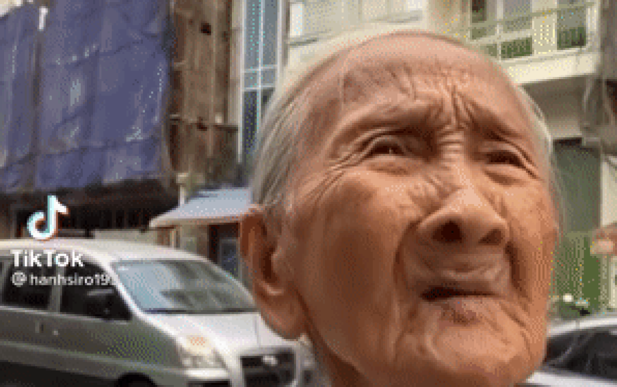 Được biếu 150k, cụ bà bán vé số nhất quyết đòi thối lại 100k: 'Biếu bà rồi lấy tiền đâu con ăn' Ảnh 2