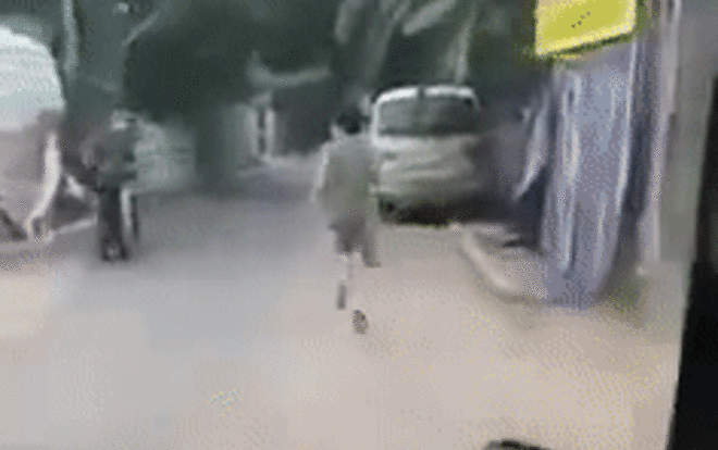 Người đàn ông đi tập thể dục giữa lúc giãn cách, thấy lực lượng chức năng liền quay đầu bỏ chạy Ảnh 2