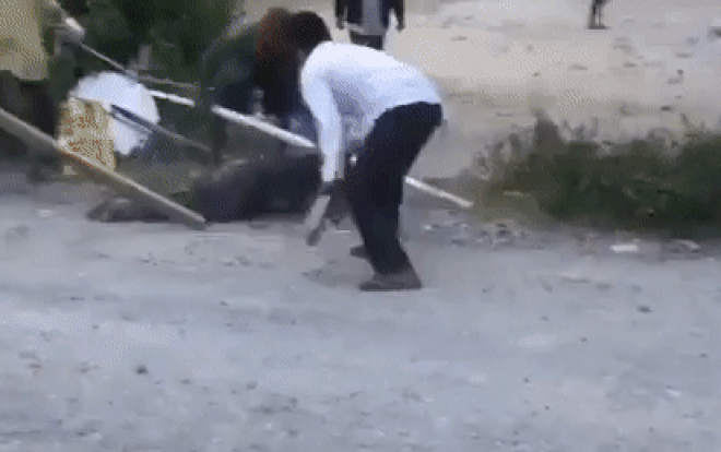 Người đàn ông bị đánh hội đồng nhưng không ai can ngăn, biết nguyên nhân ai cũng thốt lên 'đáng đời' Ảnh 2