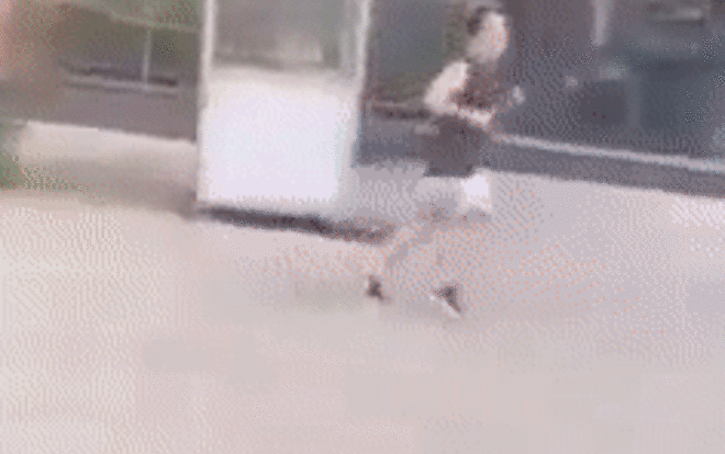 Lại có người đàn ông tập thể dục giữa lúc giãn cách, bỏ chạy thục mạng mặc lực lượng chức năng gọi lớn Ảnh 2